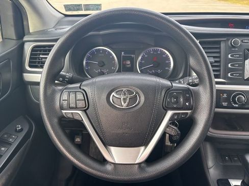 Used 2019 Toyota Highlander LE image 25