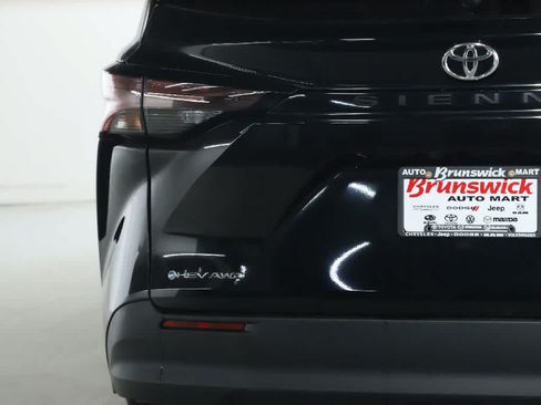 Used 2026 Toyota Sienna LE AWD/4WD image 39