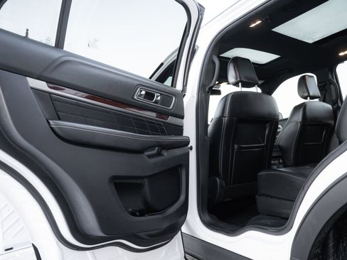 Used 2019 Ford Explorer Platinum image 27