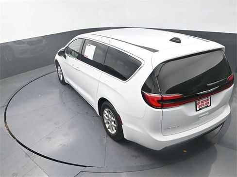 Used 2024 Chrysler Pacifica Touring-L image 21