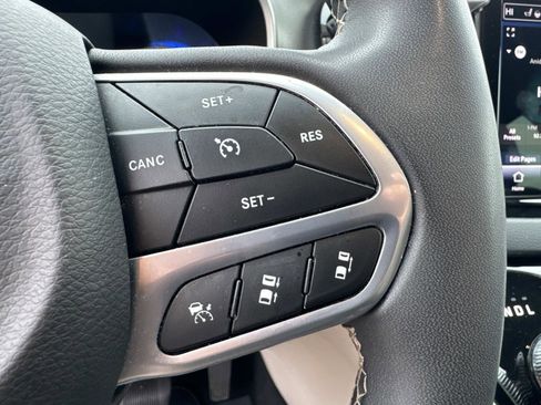 Certified 2023 Chrysler Pacifica Touring-L FWD image 30