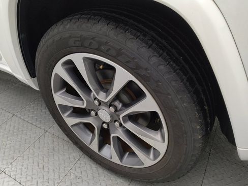 Used 2017 Jeep Grand Cherokee Overland w/ Jeep Active Safety Group image 31