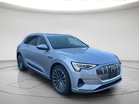 Used 2019 Audi e-tron Prestige w/ Prestige Package AWD/4WD image 14