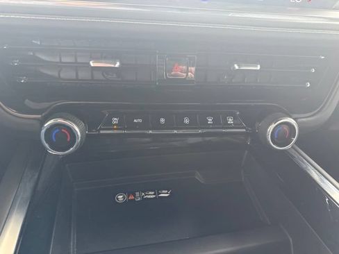 Used 2025 Chevrolet Suburban Premier AWD/4WD image 27