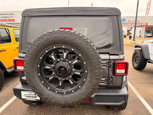 Used 2018 Jeep Wrangler Unlimited Sahara AWD/4WD image 33