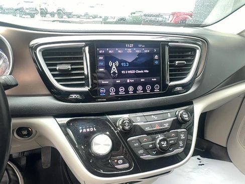Used 2018 Chrysler Pacifica Touring-L Plus FWD image 15