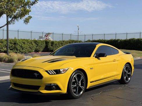 Used 2017 Ford Mustang GT Premium RWD image 1