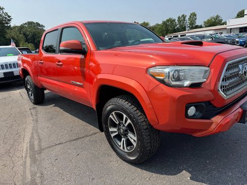 Used 2016 Toyota Tacoma SR5 AWD/4WD image 12