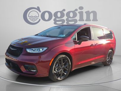 Used 2023 Chrysler Pacifica Limited w/ S Appearance Package