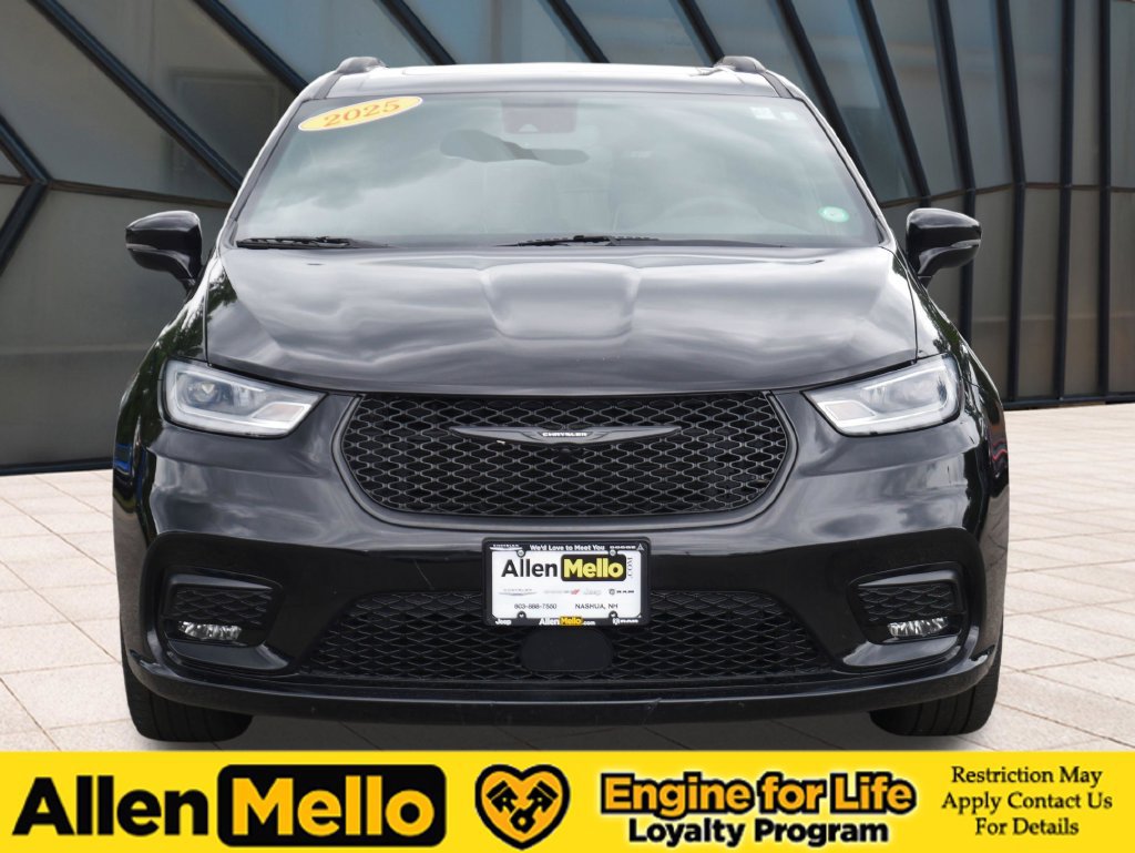 Used 2025 Chrysler Pacifica Limited FWD image 2
