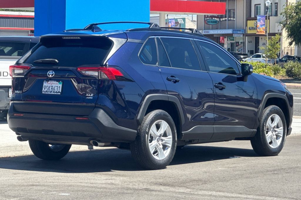 Used 2021 Toyota RAV4 XLE AWD/4WD image 4
