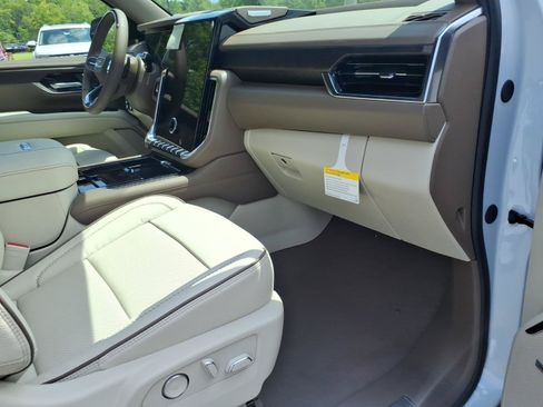 New 2026 GMC Yukon Denali w/ Denali Reserve Package AWD/4WD image 9