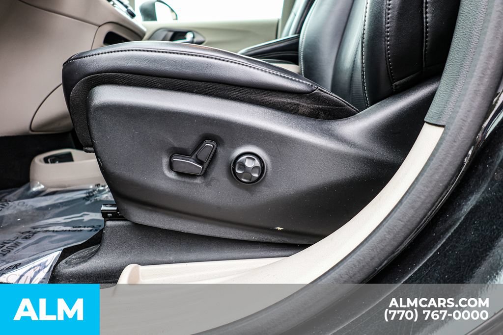 Used 2023 Chrysler Pacifica Touring-L FWD image 26
