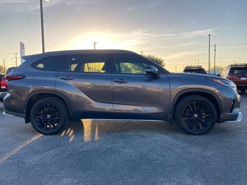 Used 2024 Toyota Highlander XSE image 3