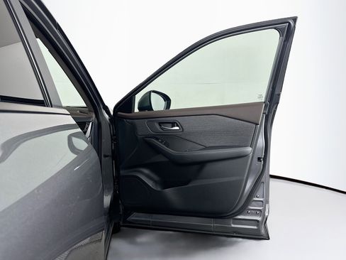 Used 2023 Nissan Rogue SV image 31