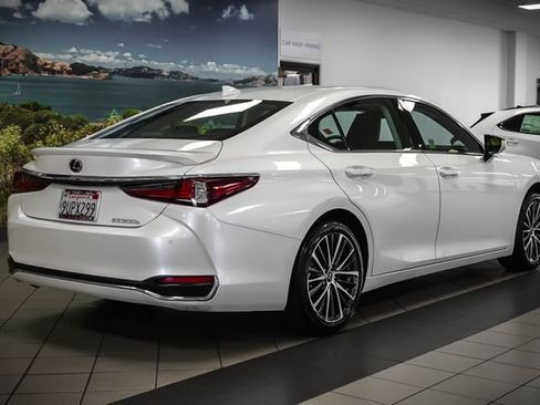 Used 2025 Lexus ES 300h w/ Premium Package image 5
