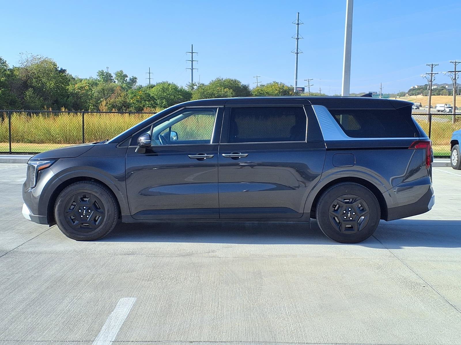 Used 2025 Kia Carnival FWD image 6