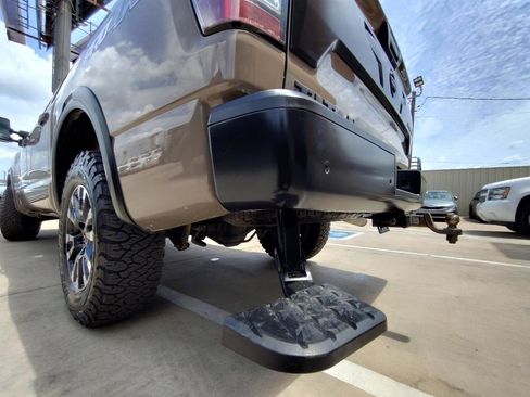 Used 2021 Nissan Titan PRO-4X w/ Pro-4x Convenience Package AWD/4WD image 7