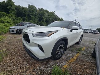 Used 2021 Toyota Highlander XLE AWD/4WD video 1