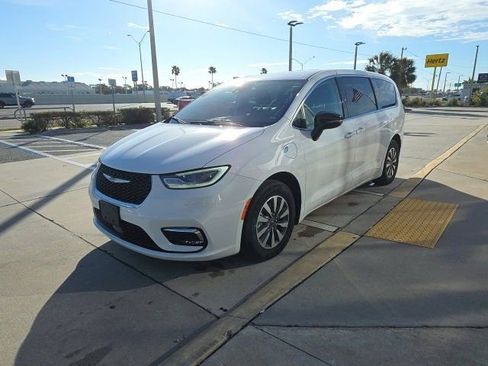 Used 2024 Chrysler Pacifica Select image 9