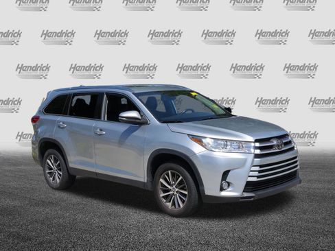 Used 2019 Toyota Highlander XLE image 2