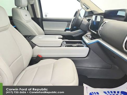 Certified 2025 Ford Expedition Platinum w/ Driver's Package AWD/4WD image 26