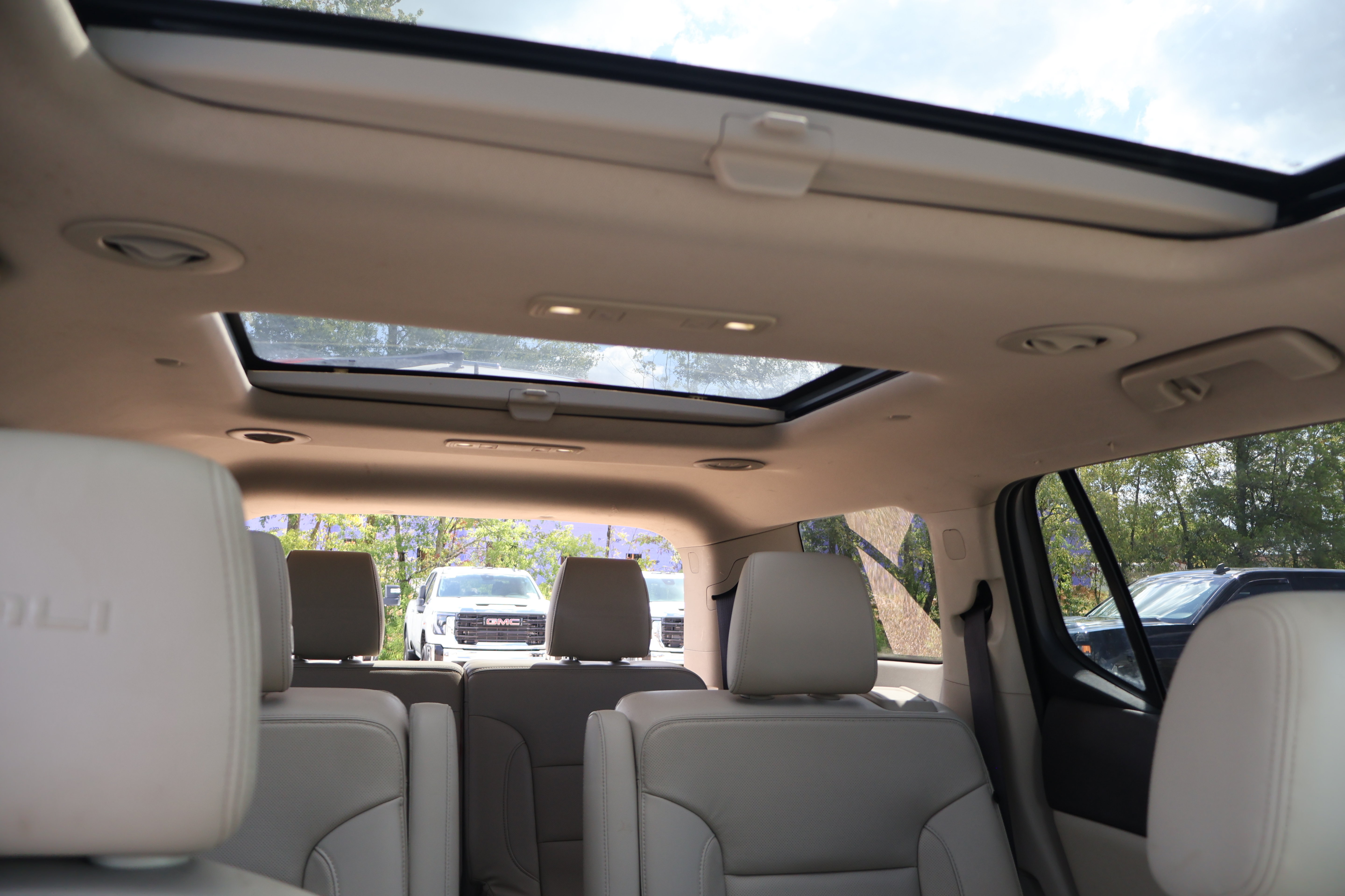 Used 2019 GMC Acadia Denali w/ Technology Package FWD image 23