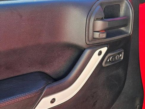 Used 2015 Jeep Wrangler Unlimited Sahara image 9