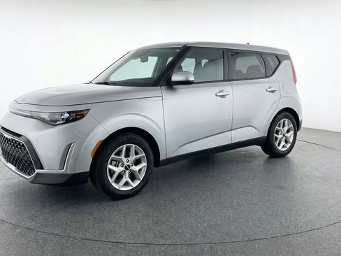 Used 2025 Kia Soul LX w/ LX Technology Package image 3
