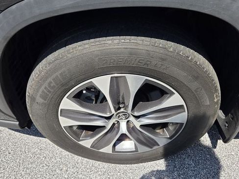 Used 2022 Toyota Highlander XLE AWD/4WD image 10