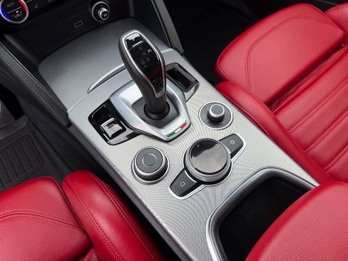 Used 2022 Alfa Romeo Stelvio Veloce AWD/4WD image 13