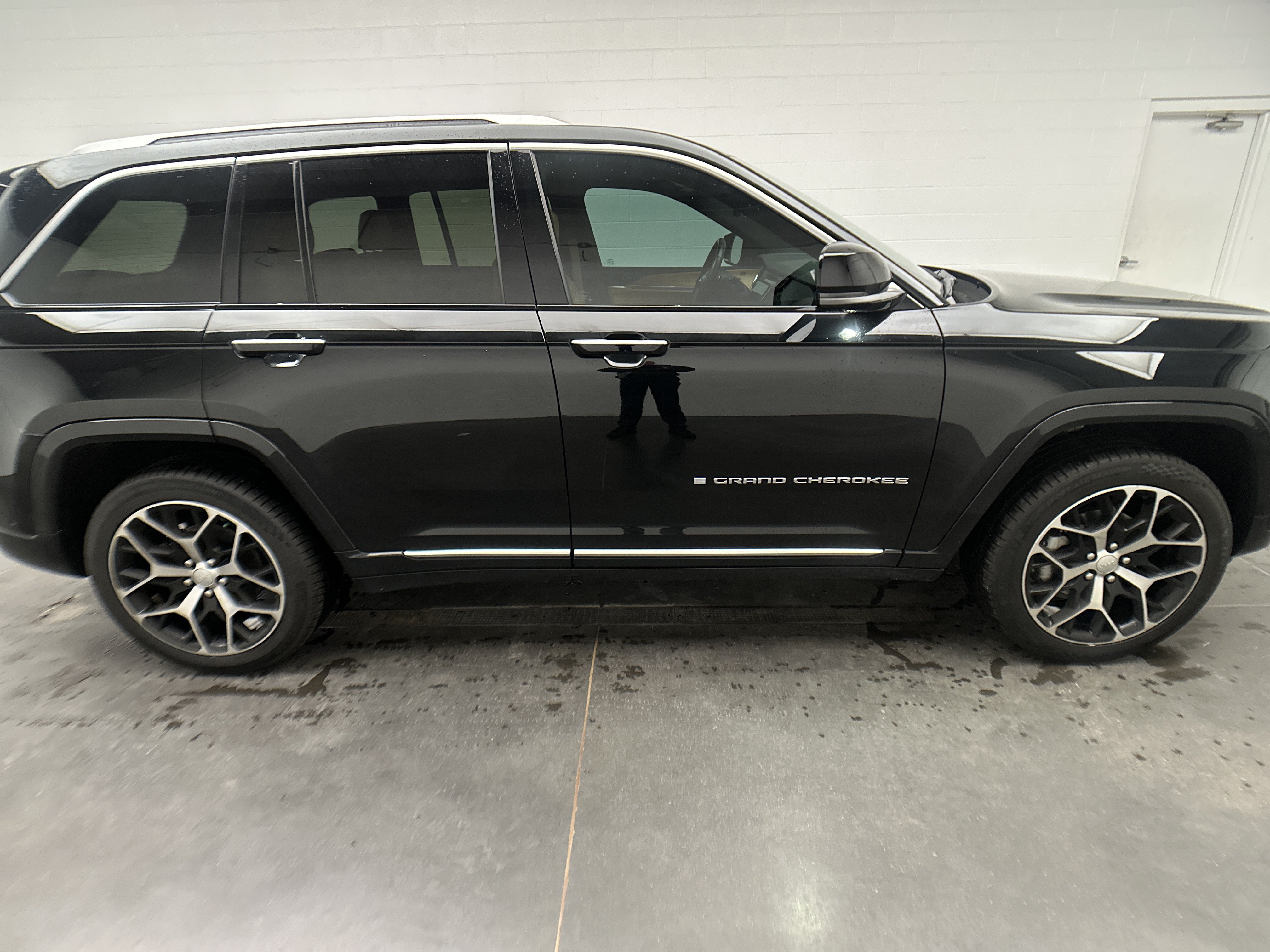 Used 2022 Jeep Grand Cherokee Summit AWD/4WD image 48