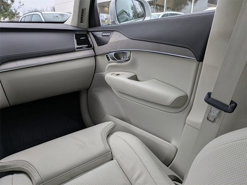 Certified 2025 Volvo XC90 B6 Ultra w/ Lounge Package image 21