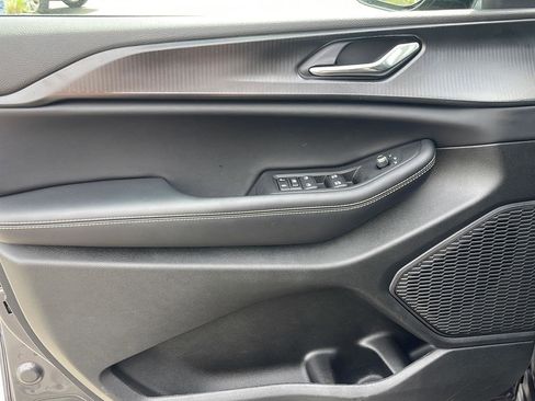 Used 2025 Jeep Grand Cherokee Altitude image 11