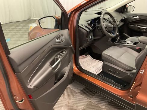 Used 2017 Ford Escape SE w/ SE Cold Weather Package AWD/4WD image 4