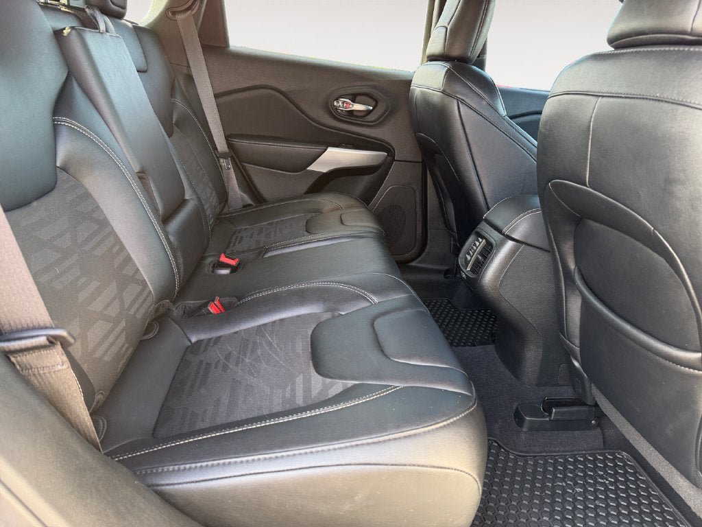 Used 2022 Jeep Cherokee Latitude AWD/4WD image 23
