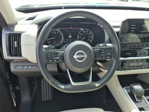 Used 2025 Nissan Pathfinder SL AWD/4WD image 7