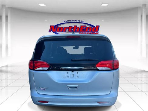 Used 2023 Chrysler Voyager LX image 4