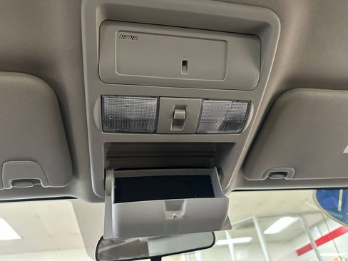 Used 2017 Nissan Titan SV image 28