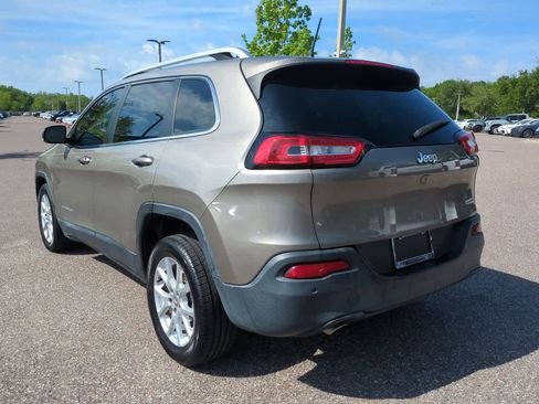 Used 2017 Jeep Cherokee Latitude w/ Safety/Convenience Group FWD image 4