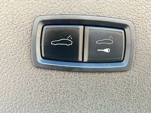 Used 2024 Porsche Macan image 13