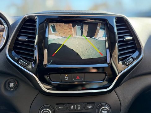 Used 2019 Jeep Cherokee Limited image 29