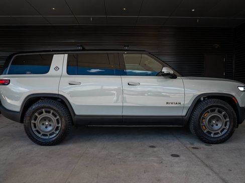 Used 2025 Rivian R1S Premium Dual AWD/4WD image 8