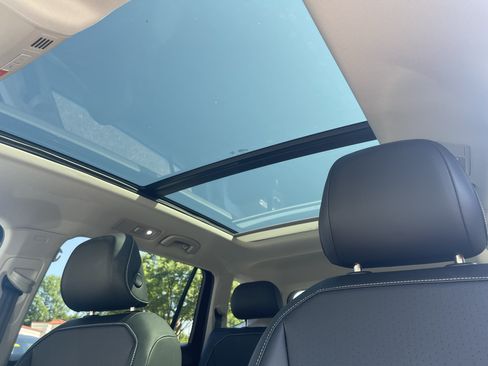Used 2023 Volkswagen Tiguan SE w/ Panoramic Sunroof Package FWD image 9