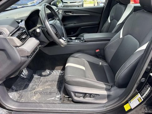 Used 2025 Toyota Camry SE FWD image 29