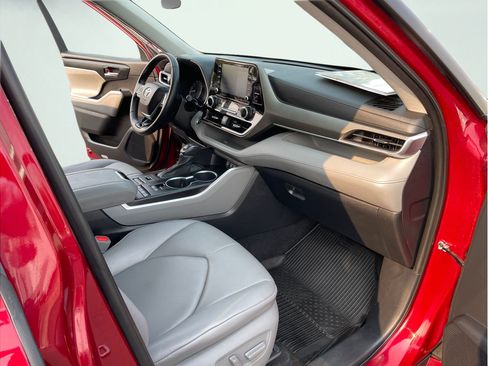 Used 2021 Toyota Highlander XLE AWD/4WD image 19