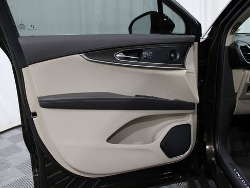 Used 2020 Lincoln Nautilus Reserve w/ Equipment Group 201A image 6