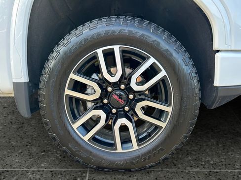 Used 2025 GMC Sierra 1500 AT4 w/ AT4 Premium Package AWD/4WD image 9