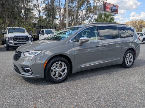 Used 2022 Chrysler Pacifica Limited image 8