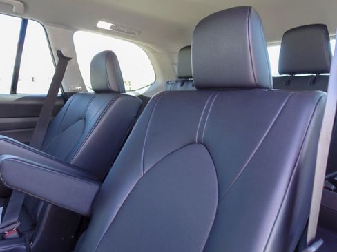 Used 2025 Toyota Grand Highlander AWD image 11